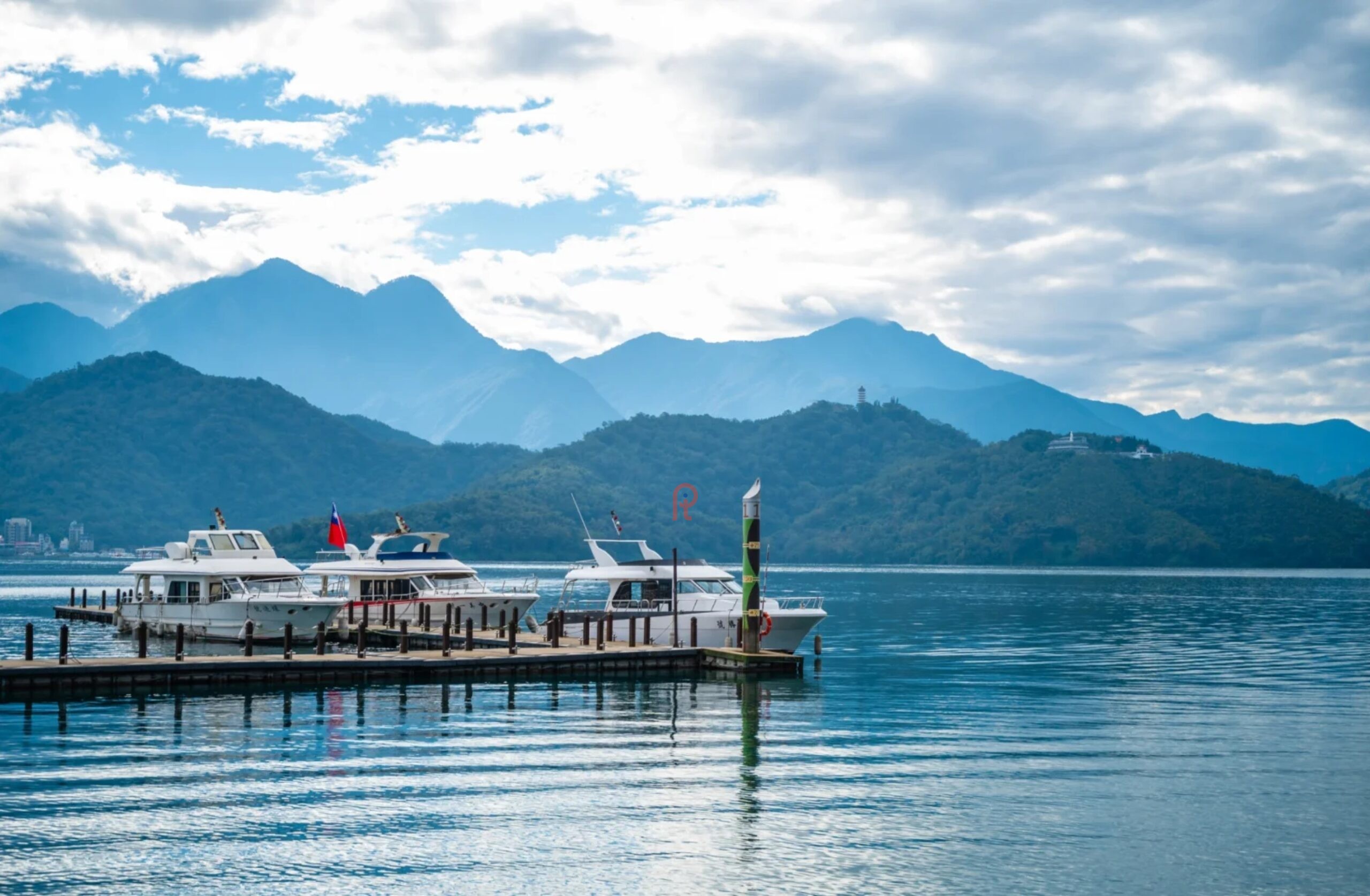 Thưởng ngoạn hồ Nhật Nguyệt (Sun Moon Lake)