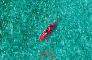 Chèo kayak trên làn nước xanh ngọc